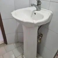 توالت فرنگی و روشویی و درب چوبی اتاق|لوازم سرویس بهداشتی|رشت, فلسطین|دیوار