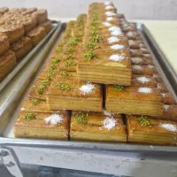 همکار وارد به کار قنادی