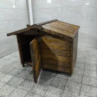 لانه ی چوبی سگ و قفس آهنی