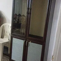 یک عدد کمد بوفه شیشه ای