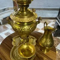 سماور ذغالی برنجی برنزی با پارچ و میز زیرش درحد نو