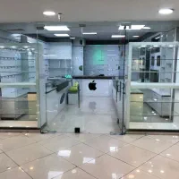 ویترین مغازه. موبایل فروشی