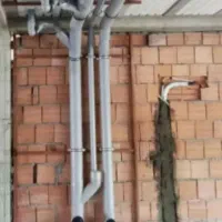 کارگر فاضلاب کار و شاگرد برای لوله کشی