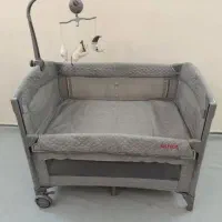 تخت چند کاربره کنار مادر