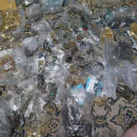 مقداری بدلیجات نو دستبند سنجاق سینه