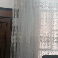 پرده تور همراه با پشت پنجره ای