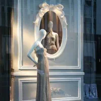 فروشنده خانم