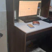 میز مطالعه و کامپیوتر