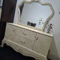 آینه و دراور و صندلی آرایش