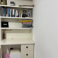 میز و قفسه کتاب