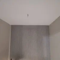 کارآموز جهت نصب کاغذ دیواری