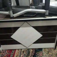 میز اداری  .  میز میزبان و دو عدد صندلی میزبان