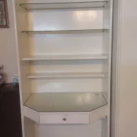 میز و کتابخانه