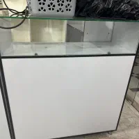 سه عدد ویترین و دو عدد قفسه بزرگ