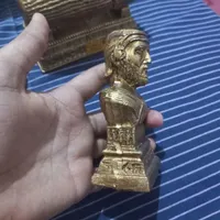 مجسمه کوروش کبیر