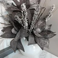 تعدادی گل و گلدان و تزئینات