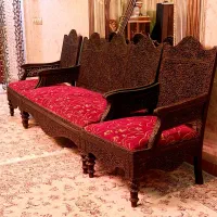 مبل بسیار قدیمی و کلاسیک پنج نفره