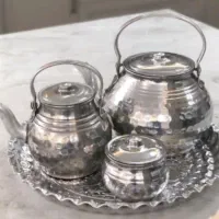 تعدادی ظرف ولباس