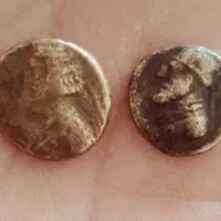 دو عدد سکه کورش و. عدد تندیس