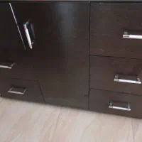 میز اداری دارای ۶ کشو و کیس کامپیوتر