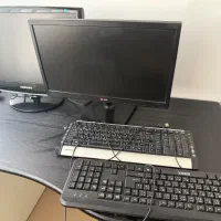تعدادی مانیتور و کیبورد