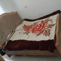 تخت و به همراه دوتا پاتختی و میز ارایش