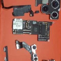 تعدادی گوشی و قطعات آیفون