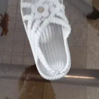 تعدادی دمپایی پلاستیکی و پیو