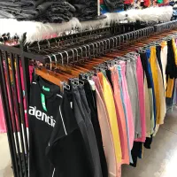 مانکن(۶عدد)و رگال وسط مغازه۳عدد فروشی