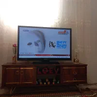 تلویزیون 43 انج و میز تلویزیون|تلویزیون و پروژکتور|قزوین, |دیوار