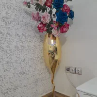 گلدان طلایی همراه با گل