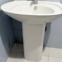 روشویی به همراه با اینه و شیر