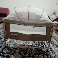 تخت کنار مادر