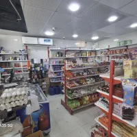 کارگر در سوپرمارکت