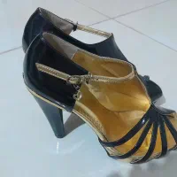 ۴ عدد کفش مجلسی و یک عدد کتونی دخترانه