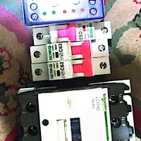 کنتاکتور کنترل فاز و چند عدد کابل شبکه