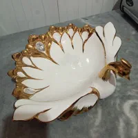 تعدادی ظروف پذیرایی و تزئینی وچراغ خواب