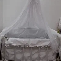 تخت و گهواره کنار مادر