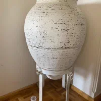 کوزه قدیمی سفید