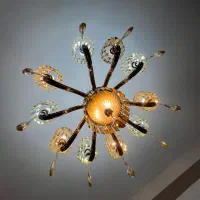 دو عدد لوستر- یکی ۱۰شاخه کریستال و یکی چوبی کلاسیک