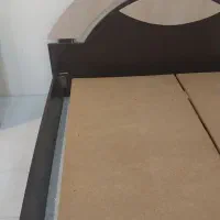 تخت دونفره همراه دوعدد پاتختی