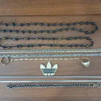 چند عدد گردنبند با دسبند وپلاک