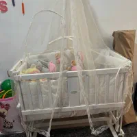 تخت کنار مادر