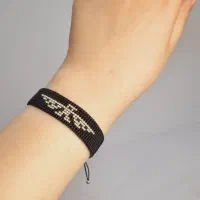 دستبند دست‌بافت نماد «فروهر» با منجوق میوکی اصل