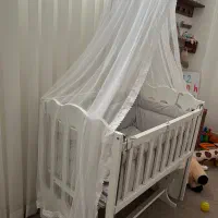 تخت کنار مادر