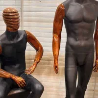 3 عدد مانکن در حدنو  دوتا ایستاد و یکی نشته