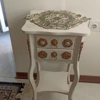 بوفه .میز تلفن .ساعت