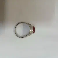 انگشتر نقره هستش نگینش هم عقیق سرخ هست
