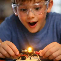 آموزش بازی با سازه های رباتیک ویژه سنین 6 تا 8 سال