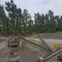 کارگر برای سنگ شکن